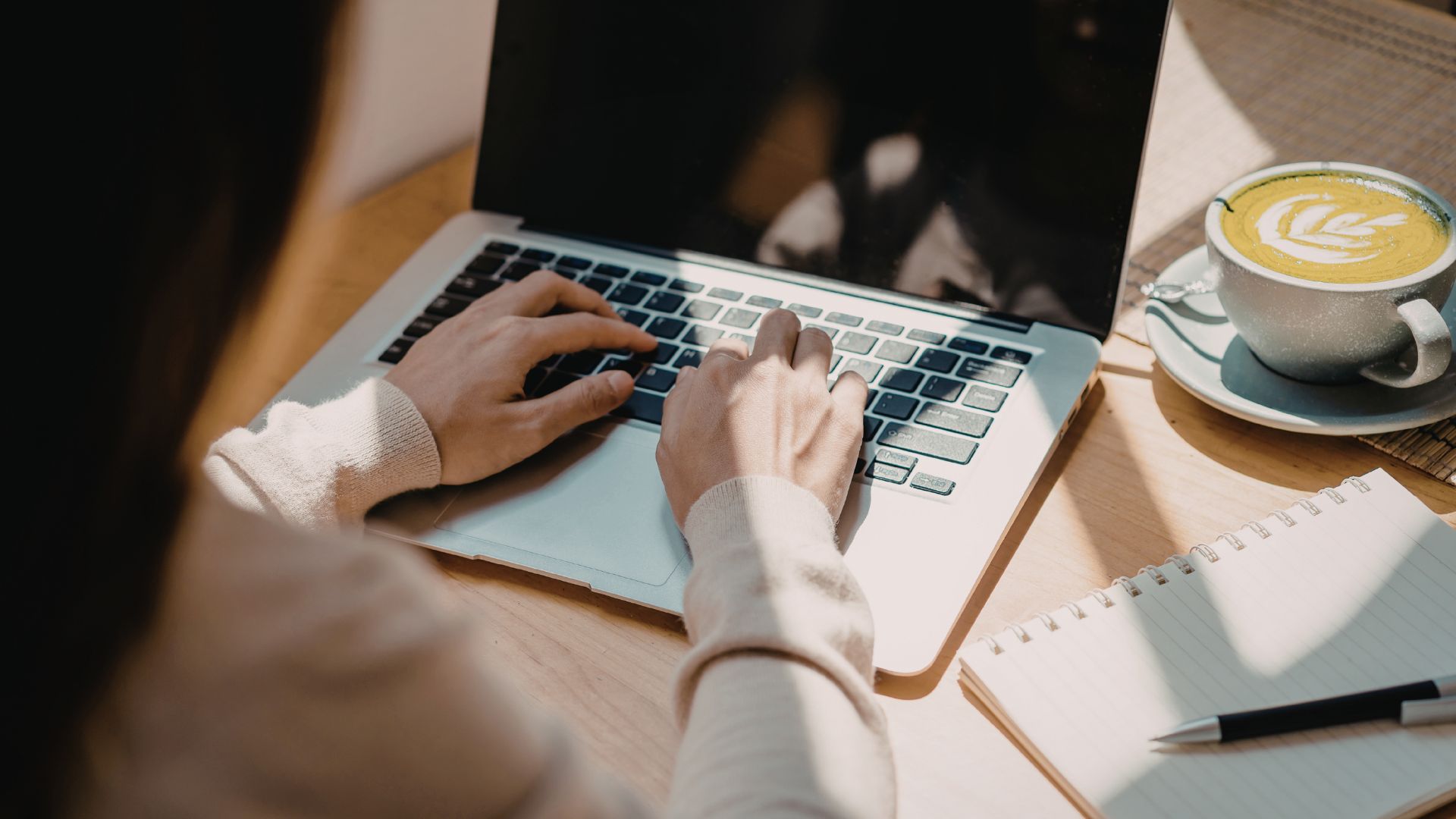 Žena u notebooku s ranní kávou — záznam dne v rámci Lifestyle analýzy
